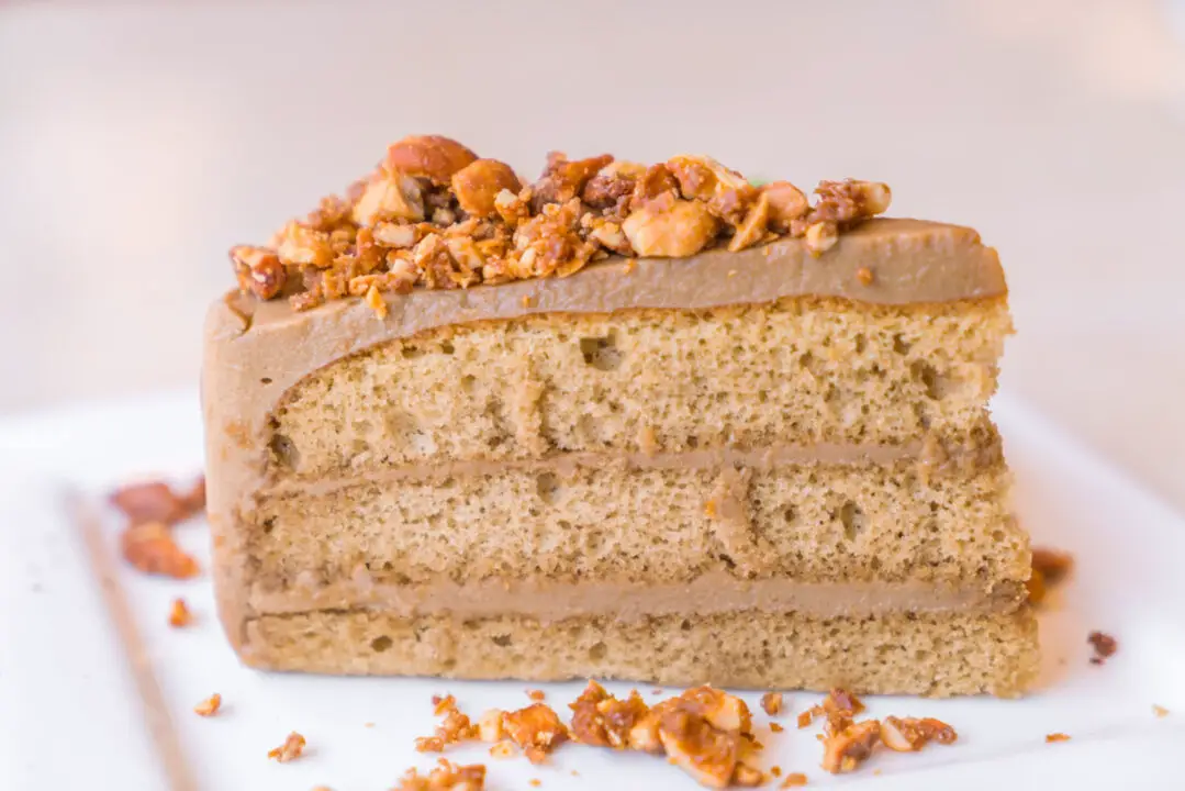 Bolo de amendoim da vovó com gosto de festa junina e abraço apertado