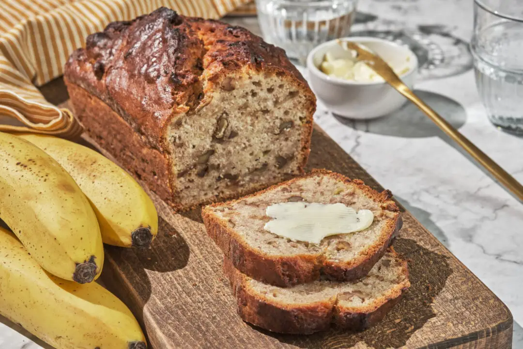 Bolo de banana com aveia 3 ingredientes com sabor de lanche de vó saudável