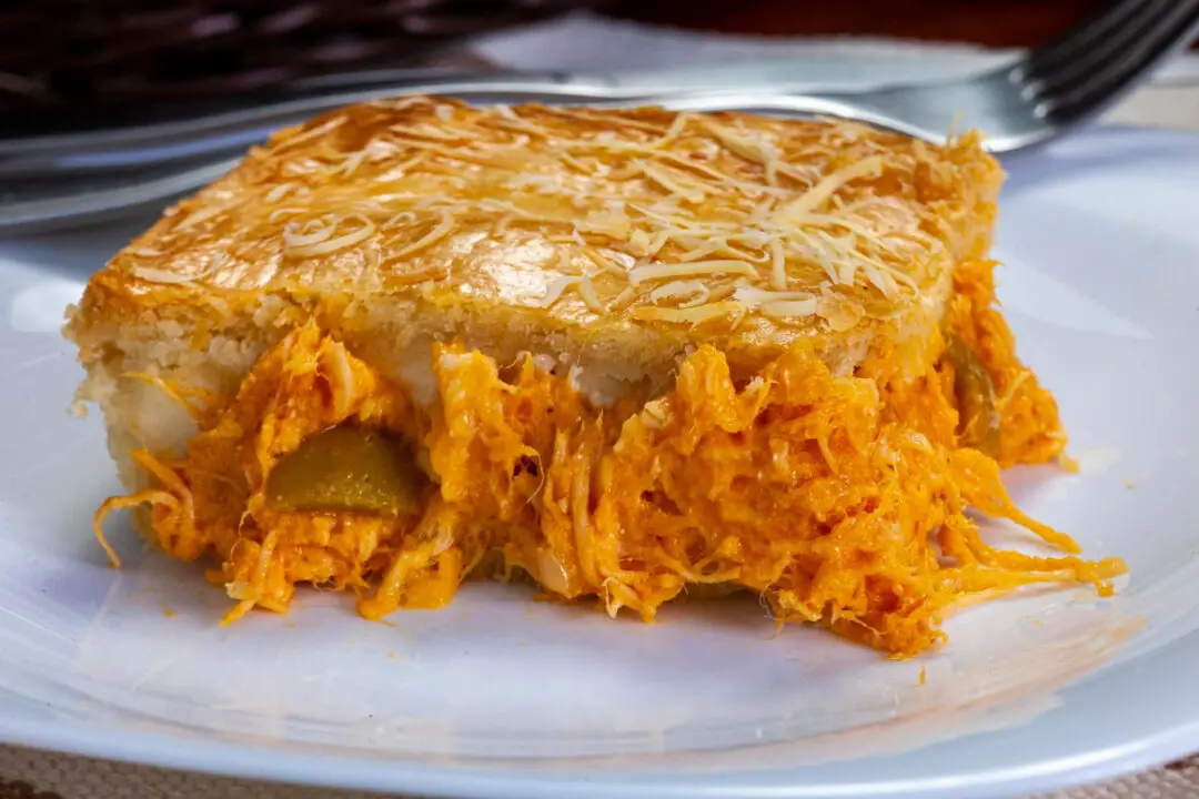 Bolo de frango salgado fofinho com recheio cremoso e sabor de lanche em família