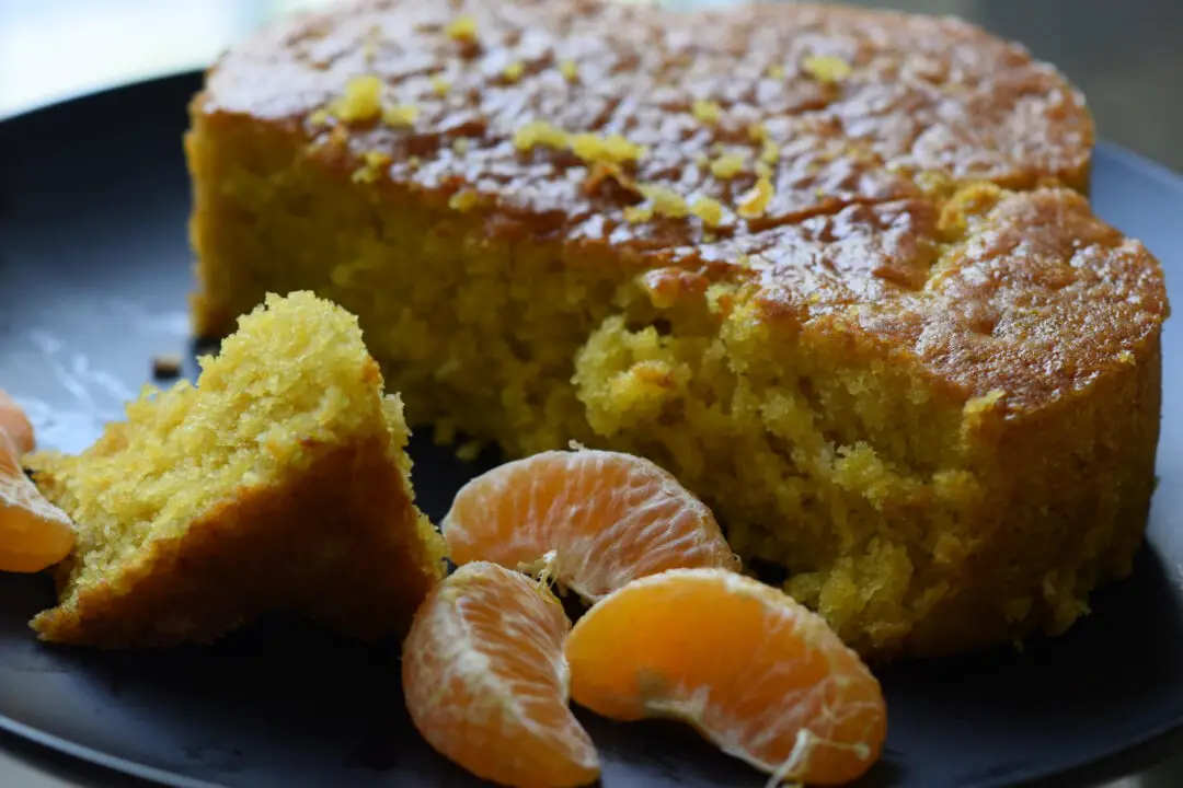 Bolo de laranja com casca macio, aromático e com sabor intenso da fruta