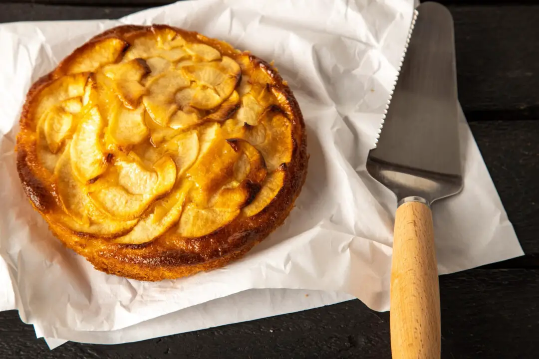 Bolo de maçã com canela e aroma de casa de vó
