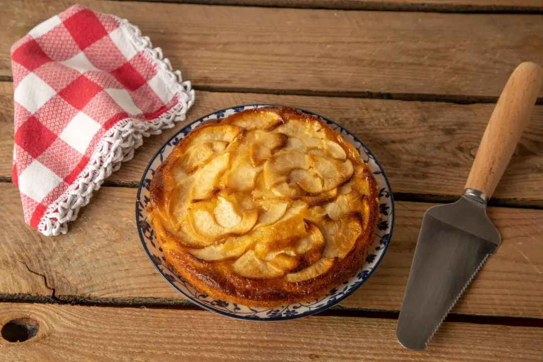 Bolo de maçã com canela fofinho, perfumado e com pedacinhos de fruta perfeito para o café da tarde
