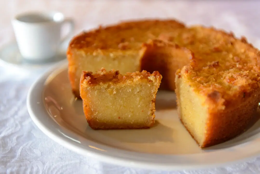 Bolo de mandioca cremoso com gosto de roça e aconchego em cada pedaço