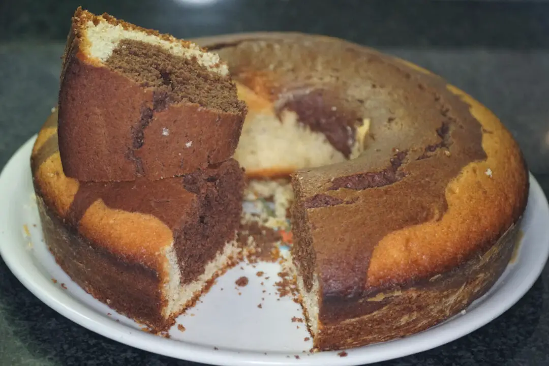 Bolo mesclado no liquidificador fofinho e marmorizado que encanta pelo sabor e visual