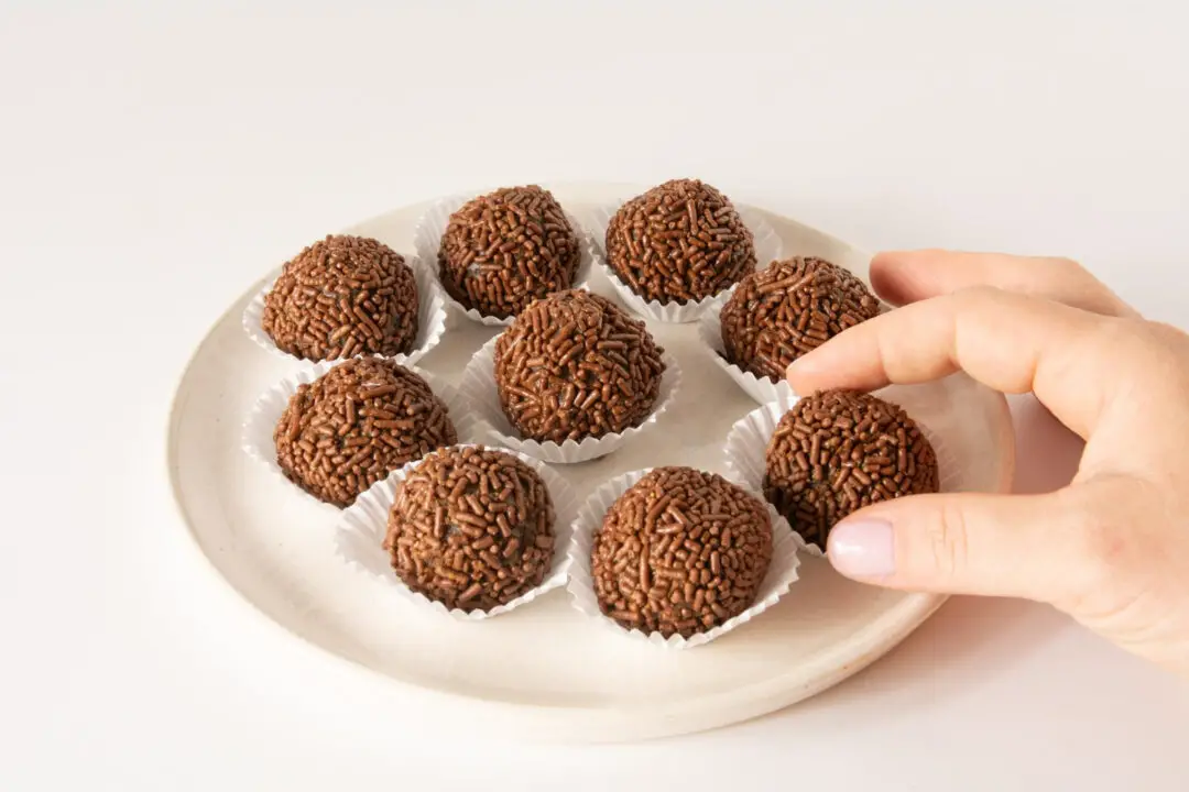 Brigadeiros sem leite fáceis e gostosos com gostinho de infância adaptada