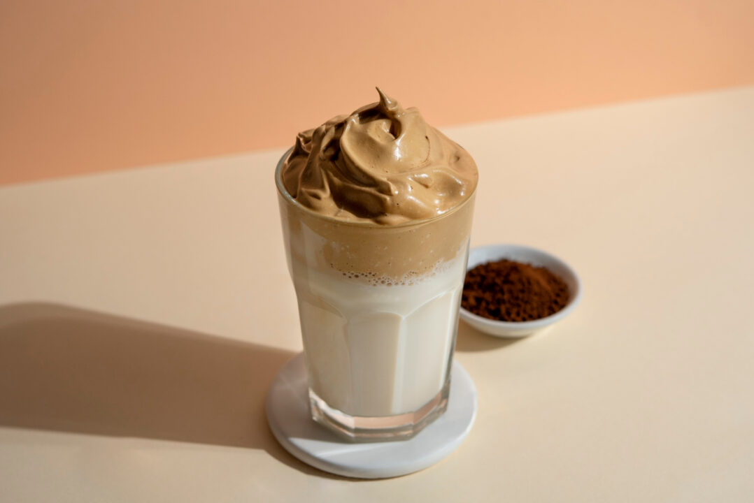 Café cremoso que abraça no sabor e lembra manhãs frias com pão na chapa