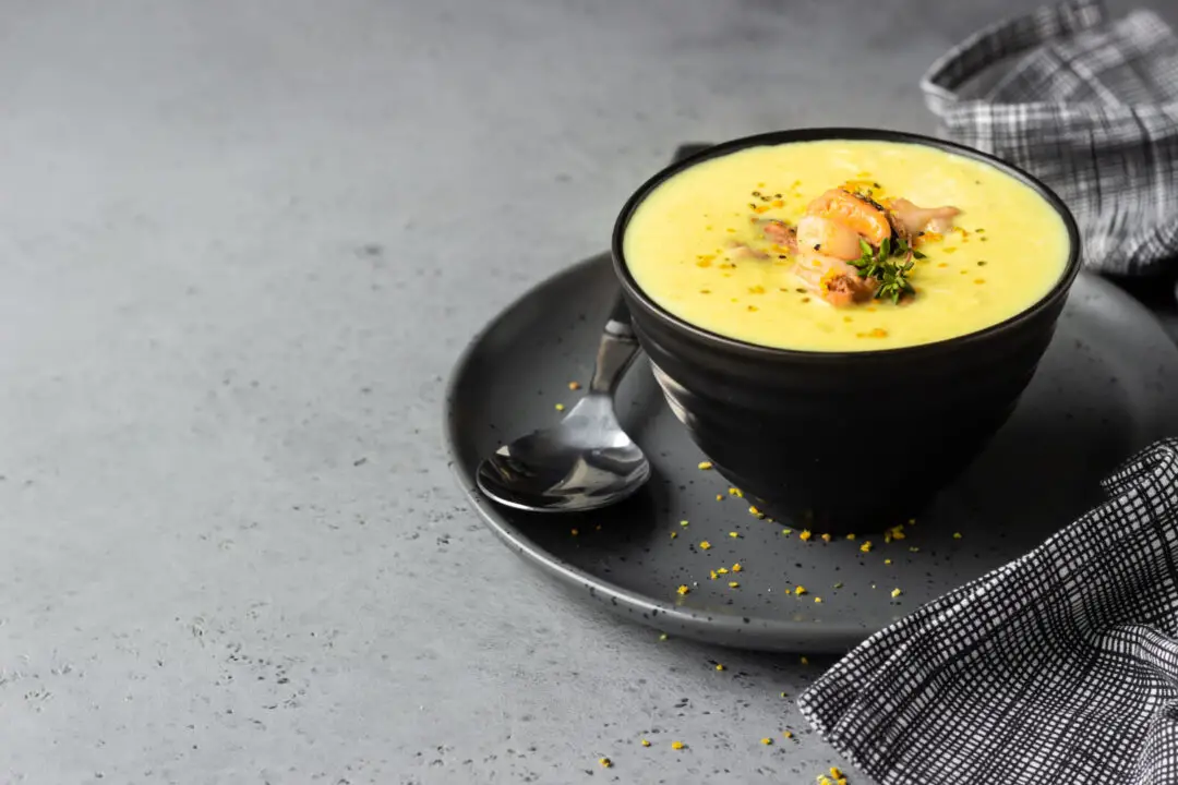 Caldinho de batata cremoso com sabor de aconchego e carinho em forma de colher
