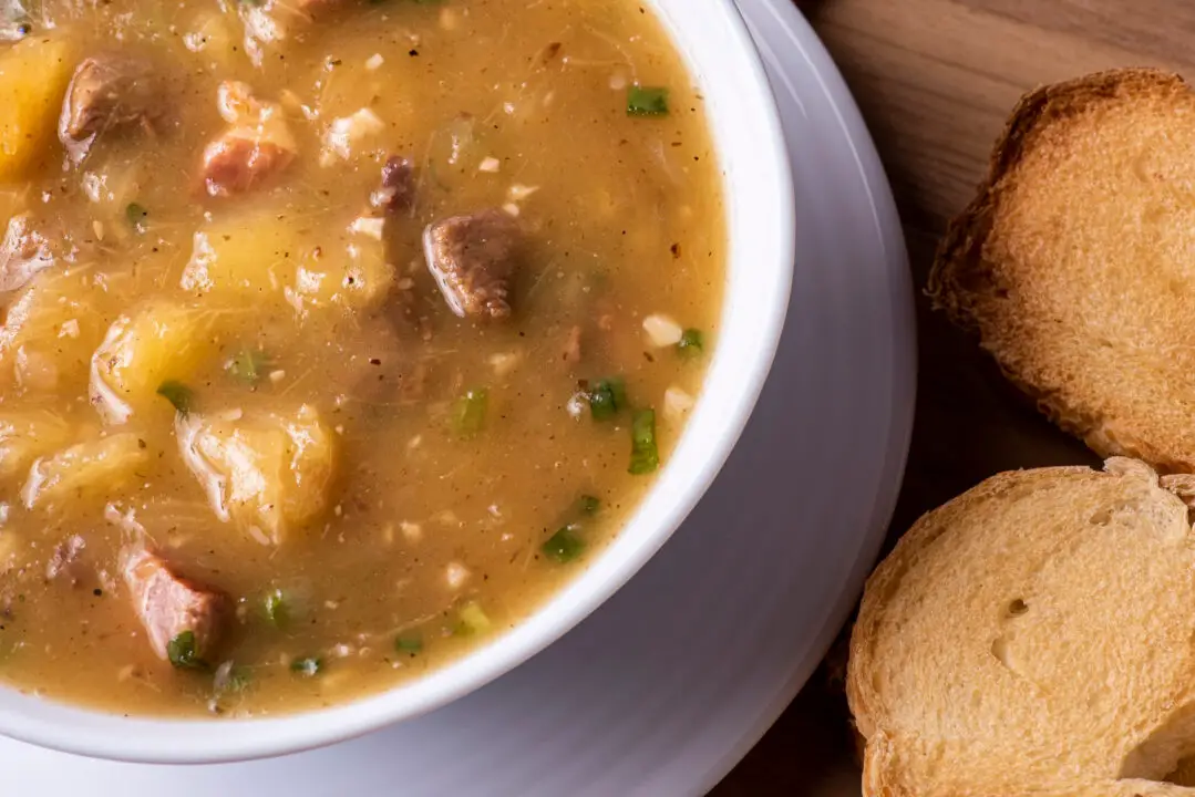 Caldo de mandioca com costela bem temperado e com sabor de comida feita no fogão à lenha