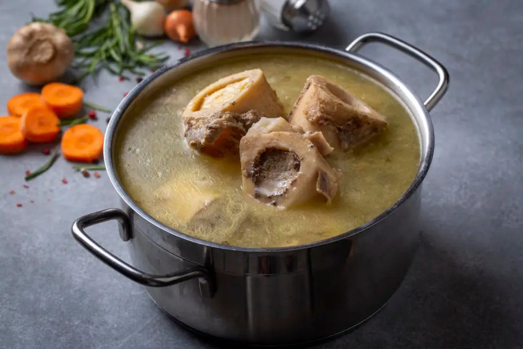Caldo de ossos caseiro rico em colágeno e cheio de benefícios para o corpo