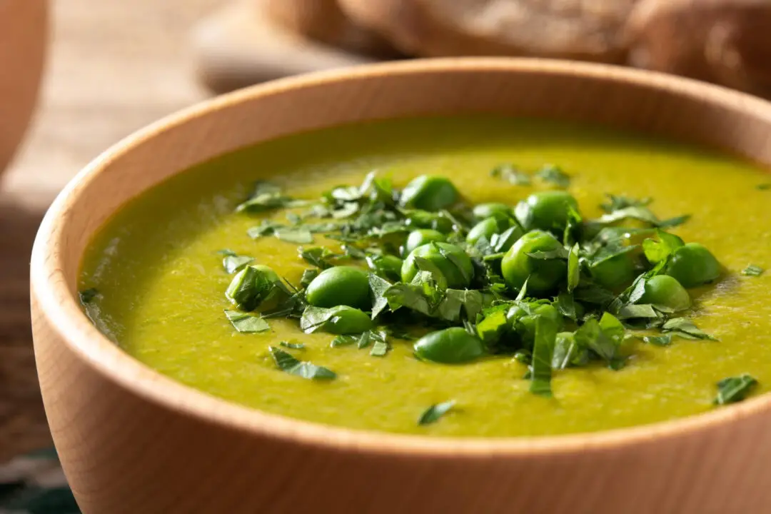 Caldo verde com batata cremoso que aquece a alma e lembra noites frias em família