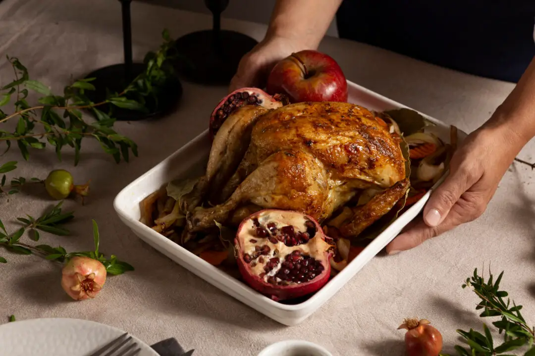 Como fazer um frango assado suculento, dourado e cheio de sabor de domingo em família