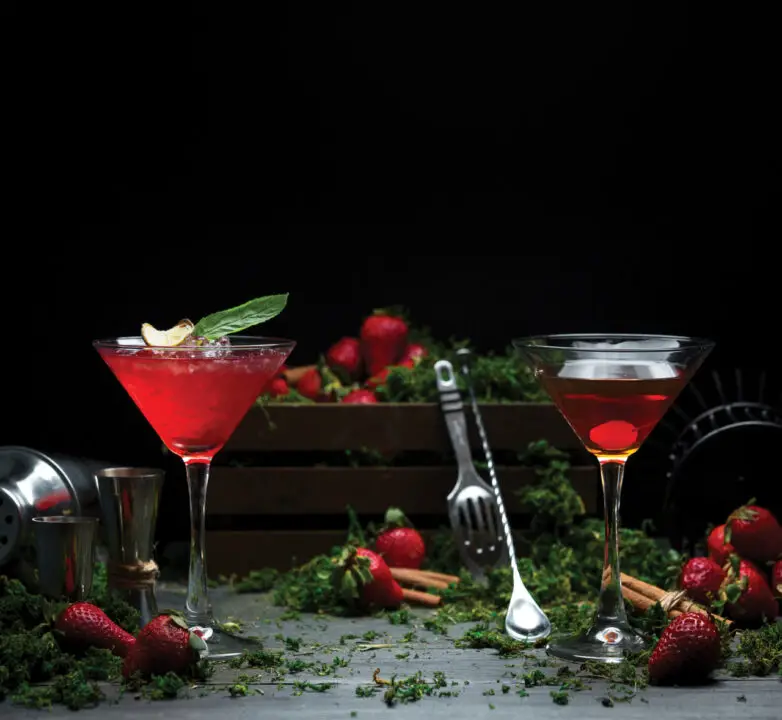 Cosmopolitan clássico com toque cítrico e elegante, direto dos anos 90 para sua taça