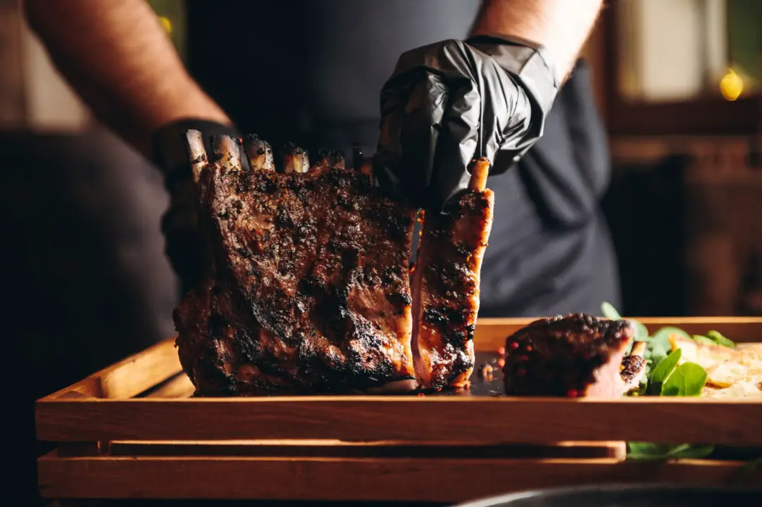 Costela assada suculenta com carne desmanchando e tempero caseiro inesquecível