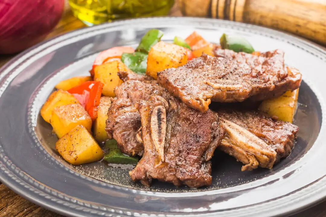 Costela com aipim na panela de pressão com sabor de comida de roça
