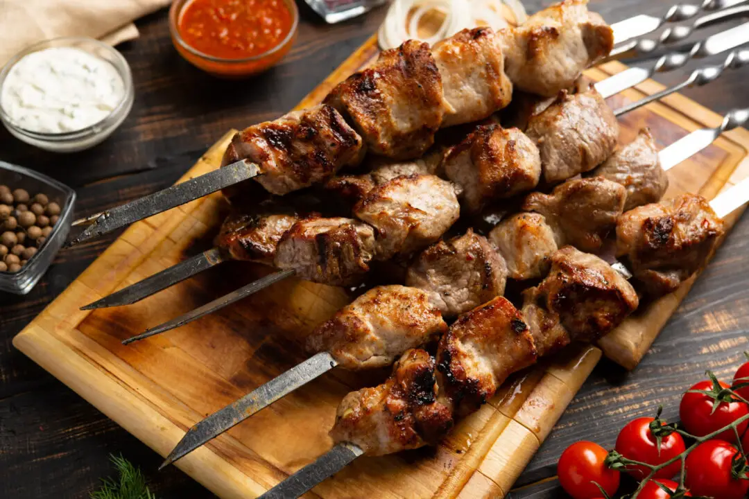Espetinho de carne suculento com sabor de churrasco e toque caseiro