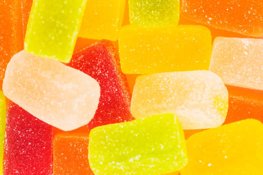 Gelatina de mosaico colorida que encanta os olhos e refresca o paladar