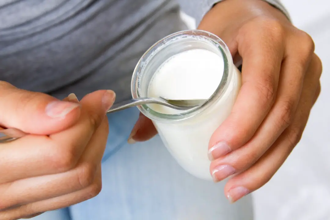 Iogurte natural caseiro com sabor suave e feito com apenas dois ingredientes