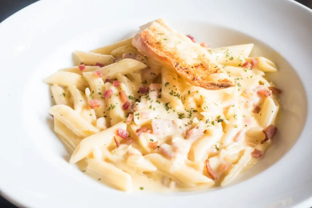 Macarrão ao molho branco cremoso e irresistível para o dia a dia