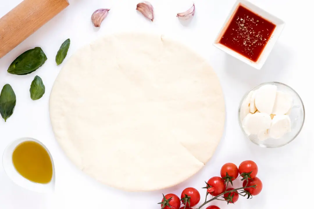 Massa de pizza sem ovo com sabor de pizzaria feita em casa