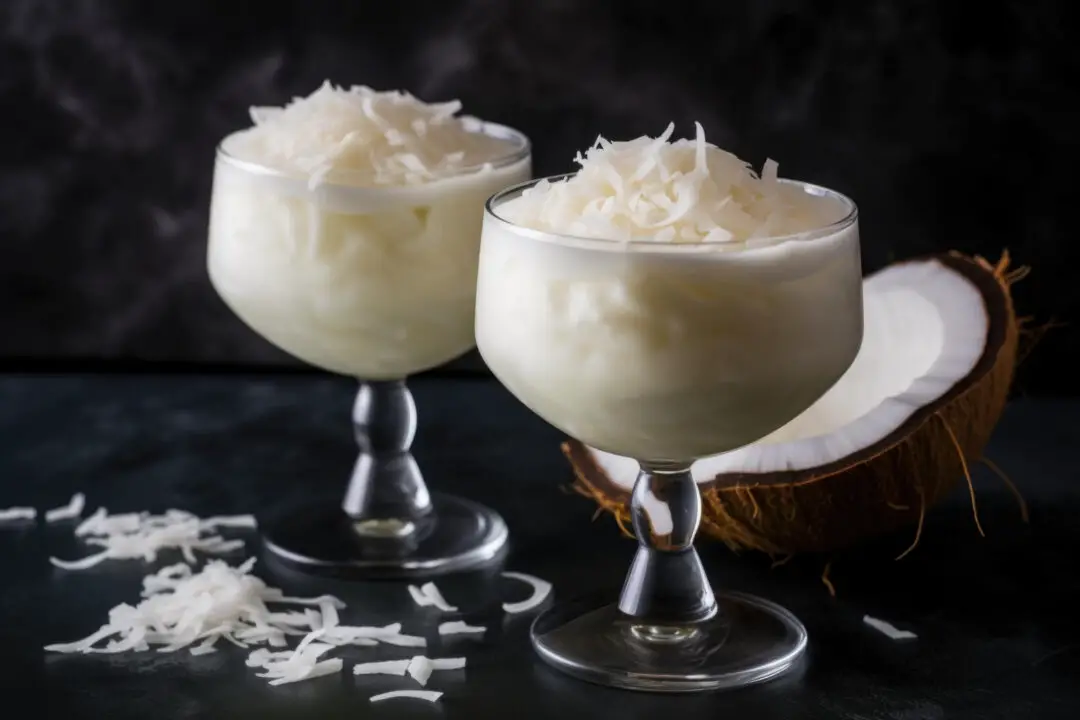 Mousse de coco cremoso que derrete na boca e tem gosto de sobremesa de domingo