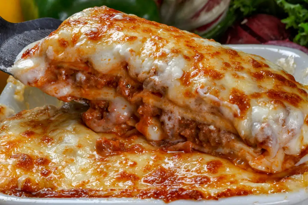 Panqueca de carne moída com molho de tomate gratinado igual da casa da mãe