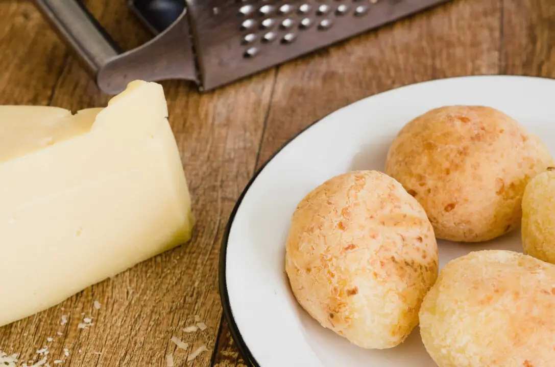 Pão de queijo com casquinha crocante e interior macio igual ao de padaria de Minas