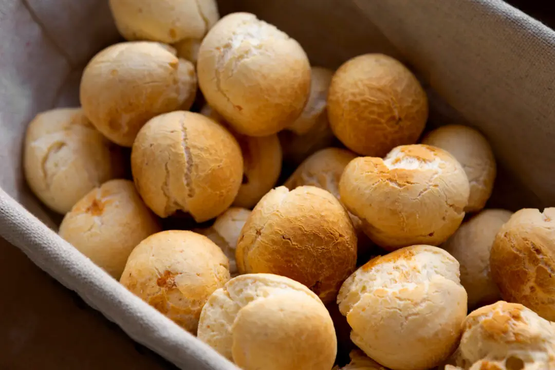 Pão de queijo mineiro crocante por fora e macio por dentro igual ao da fazenda