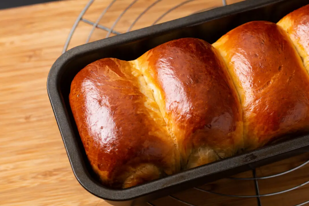 Pão doce fofinho com cobertura de açúcar e sabor de padaria da infância