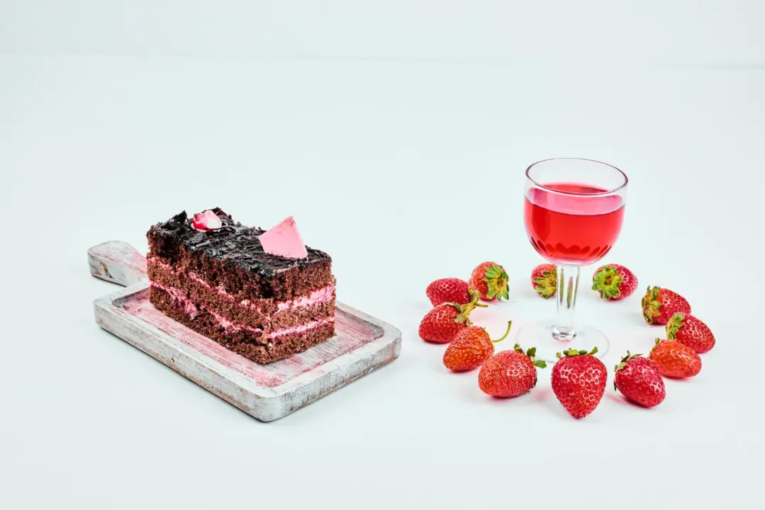 Pavê de morango e chocolate com camadas cremosas e sabor de amor em família