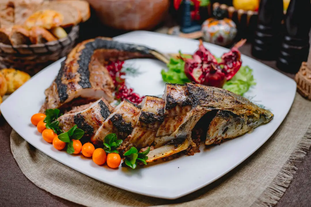 Peixe assado no forno simples suculento e cheio de sabor