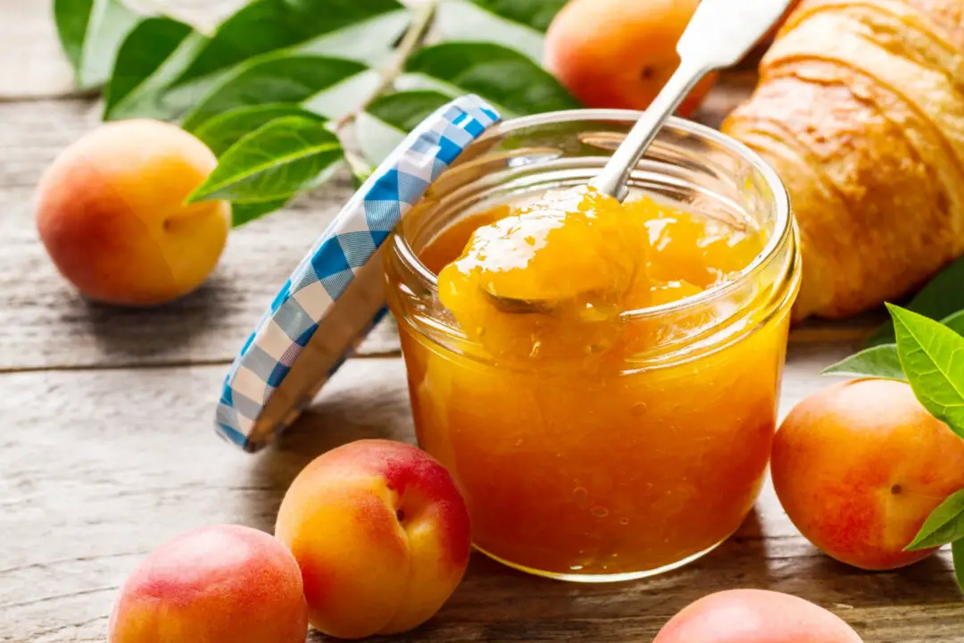 Pêssego em calda com sabor de sobremesa de domingo e carinho da vovó
