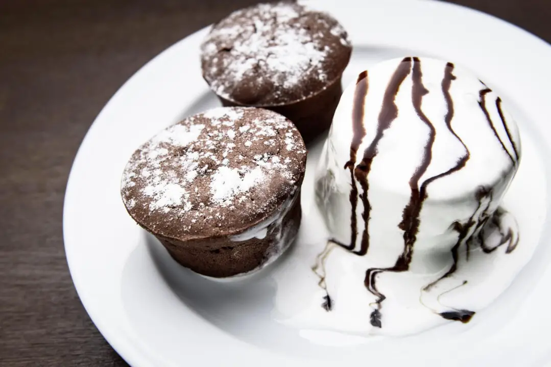 Petit gâteau no micro-ondas com sabor de sobremesa de restaurante feita em casa