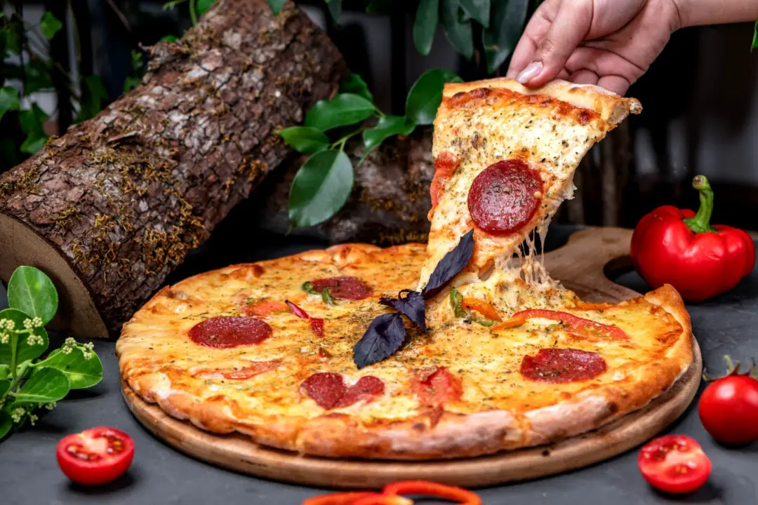Pizza de mussarela caseira com borda dourada e queijo derretendo