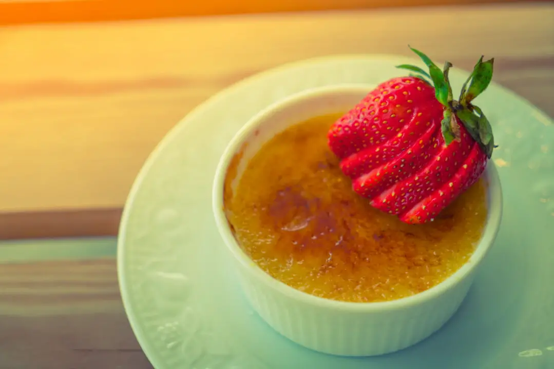 Pudim de caneca uma sobremesa rápida cremosa e deliciosa
