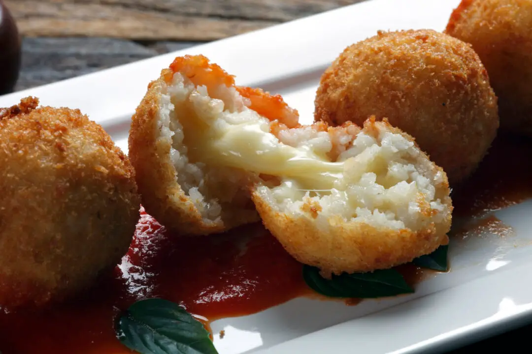 Receita de bolinho de arroz crocante por fora e macio por dentro com sabor de infância