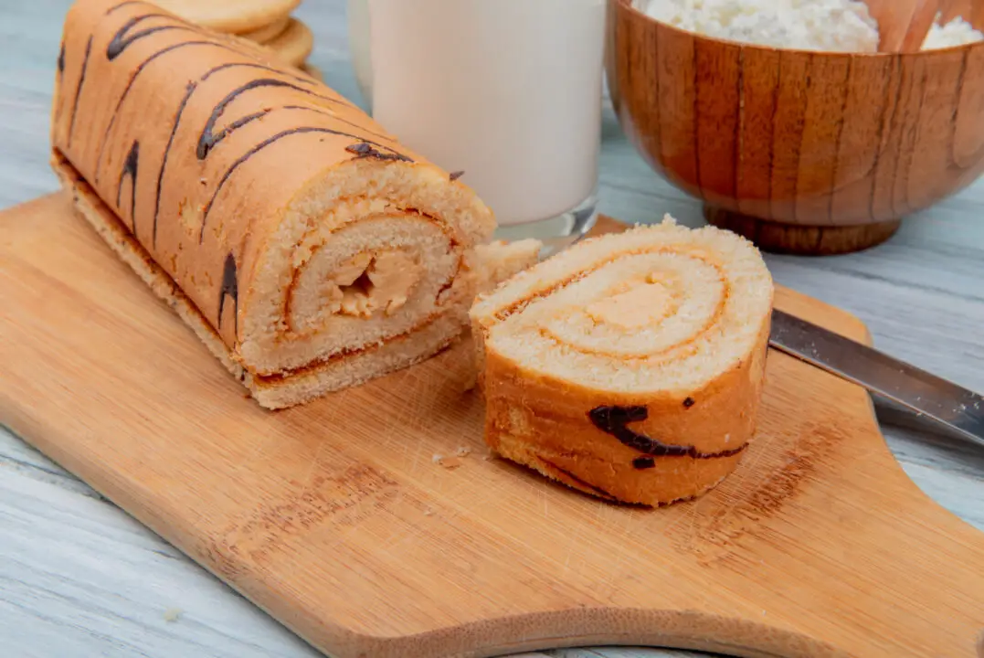 Rocambole de doce de leite fofinho, enrolado com carinho e sabor de infância