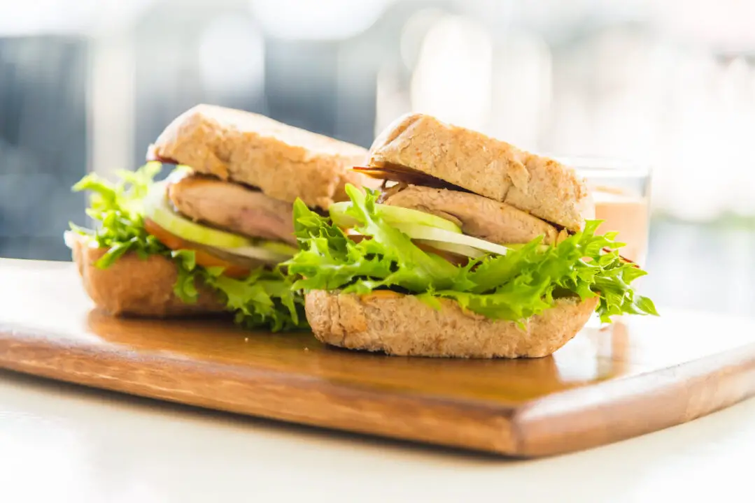 Sanduíche natural de frango leve, saboroso e perfeito para qualquer hora