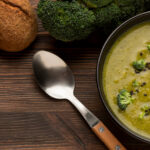 Sopa de ervilha sem panela de pressão com sabor caseiro e textura cremosa