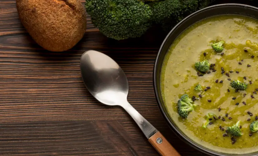 Sopa de ervilha sem panela de pressão com sabor caseiro e textura cremosa