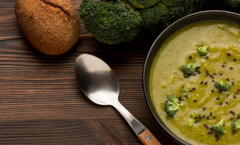 Sopa de ervilha sem panela de pressão com sabor caseiro e textura cremosa