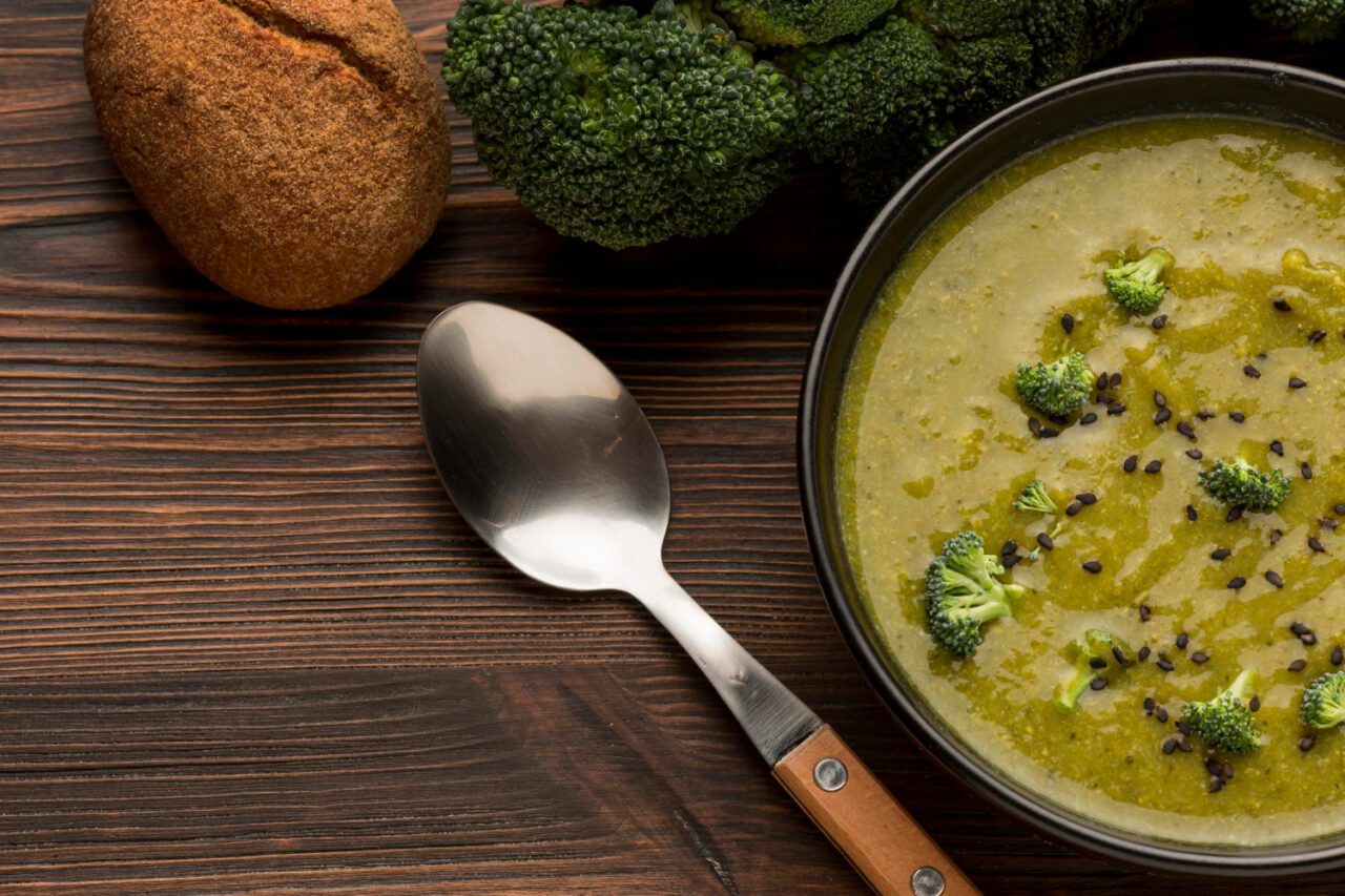 Sopa de ervilha sem panela de pressão com sabor caseiro e textura cremosa