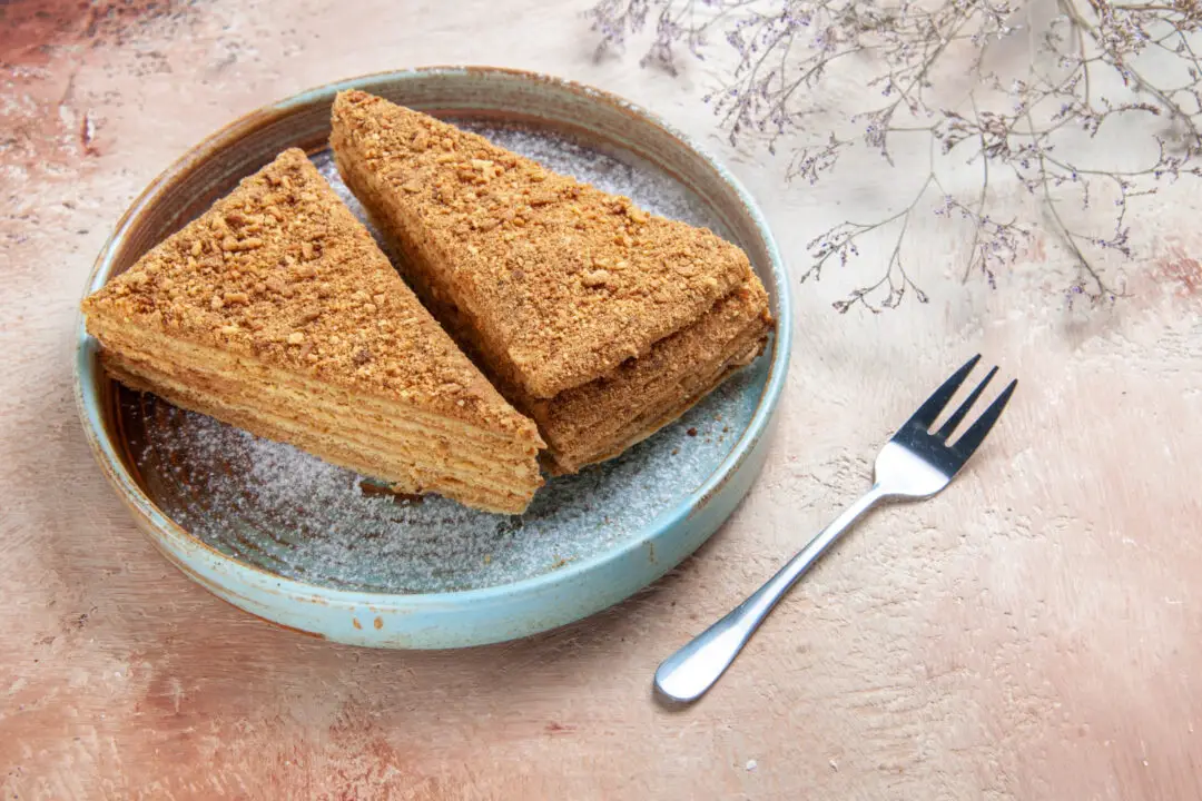 Torta de bolacha com camadas cremosas e sabor de sobremesa da infância