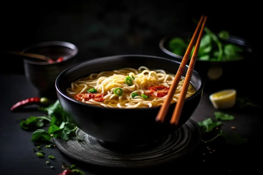 Yakissoba tradicional fácil com legumes, carne e molho delicioso igual ao dos melhores restaurantes
