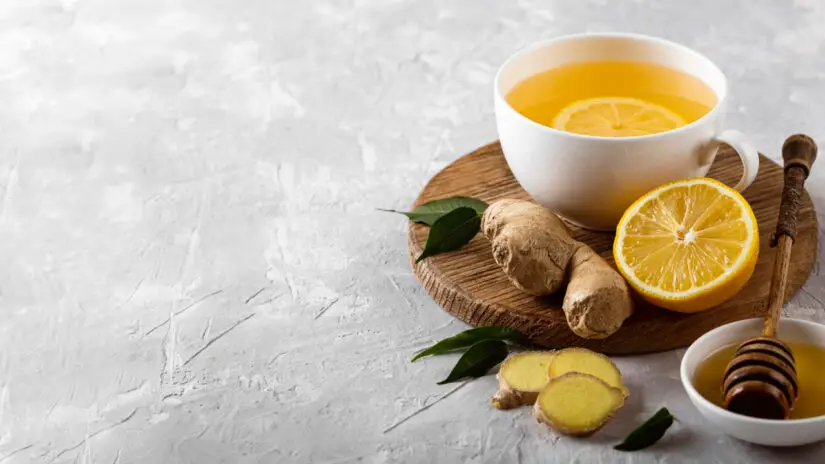 Chá de limão com mel é aquele remédio caseiro que aquece o coração e cuida de você com sabor