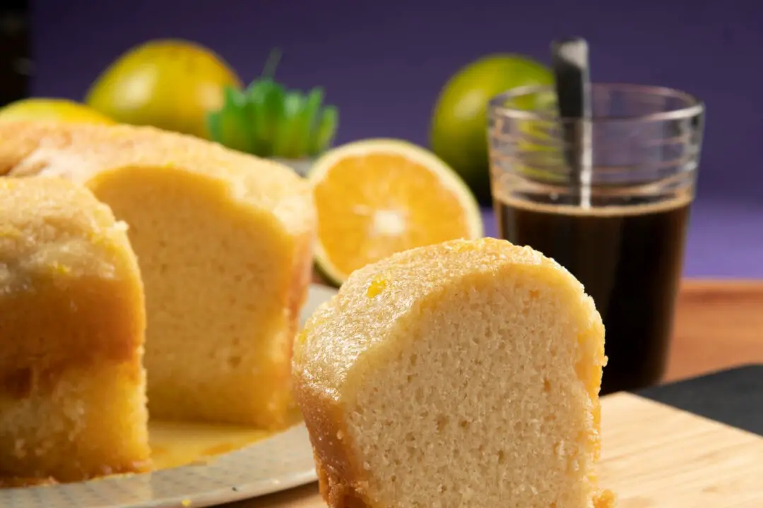 Bolo de maizena de liquidificador é aquele clássico que desmancha na boca e perfuma toda a casa