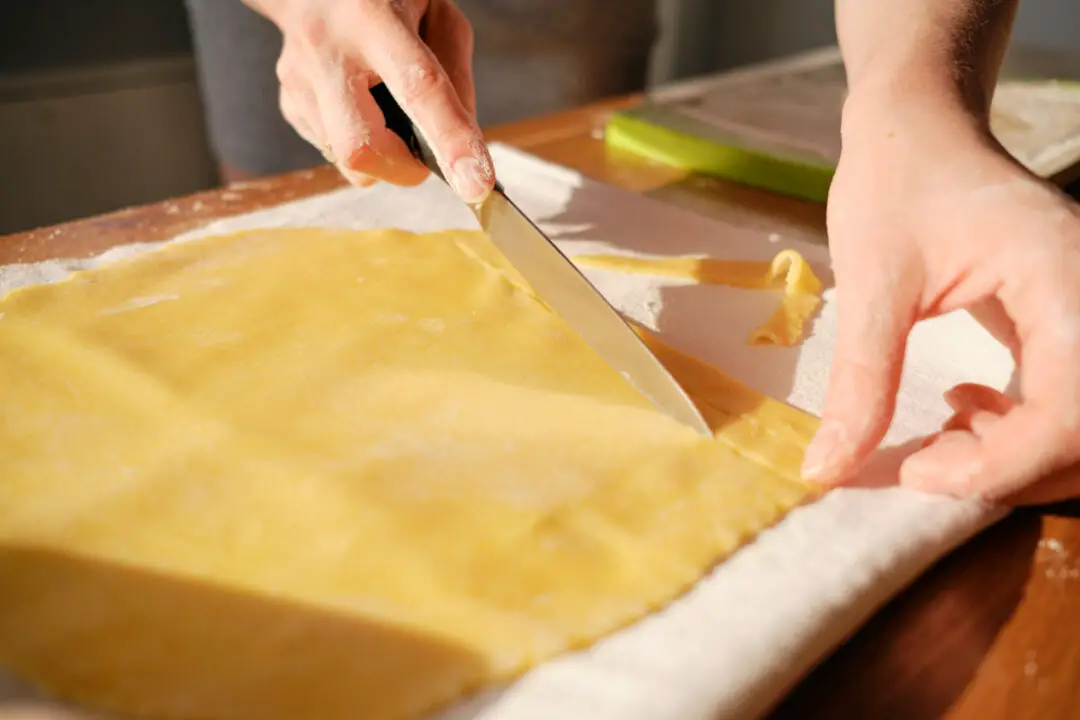 Massa de pastelão é aquele segredo caseiro que abraça o recheio e faz sucesso na mesa da família