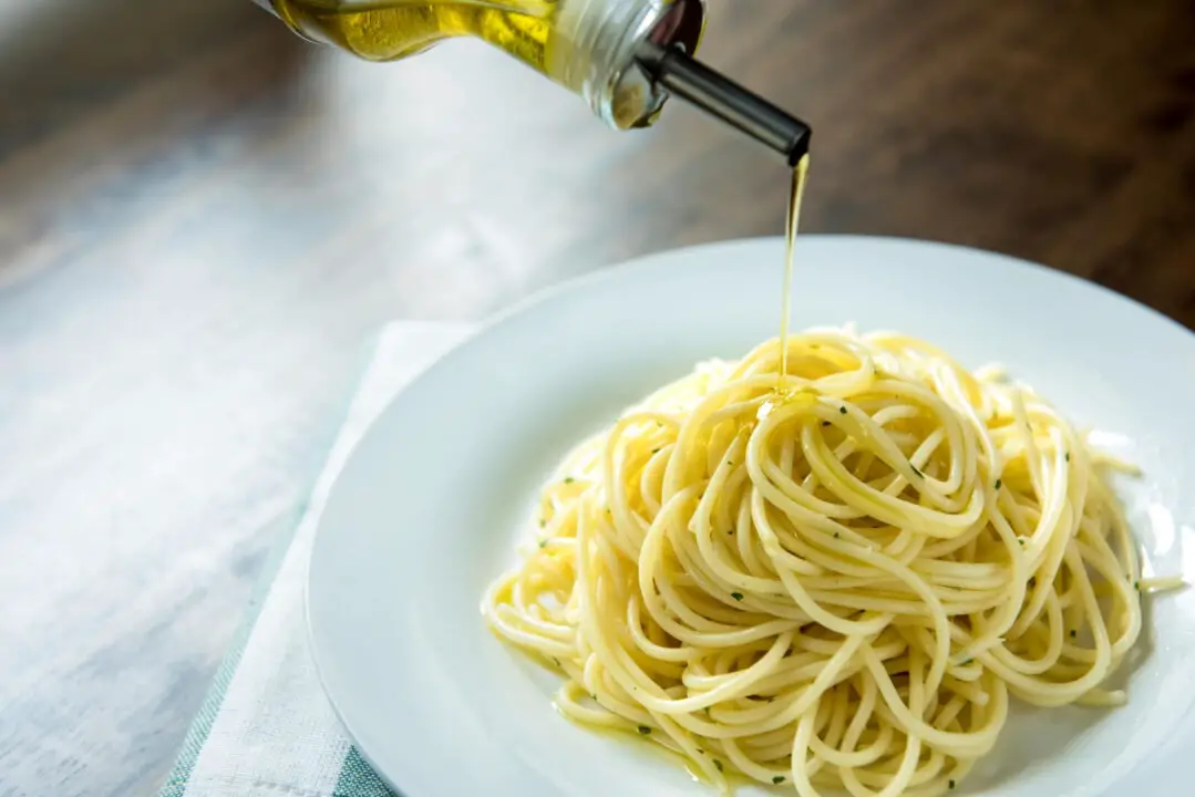 Macarrão alho e óleo é aquele prato simples e cheio de sabor que abraça