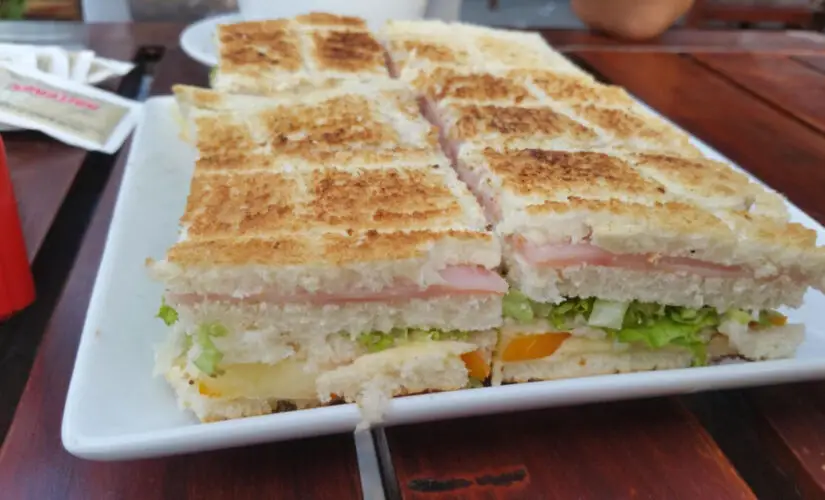 Torta de Pão de Forma Salgada que Traz Lembranças de Família e Praticidade
