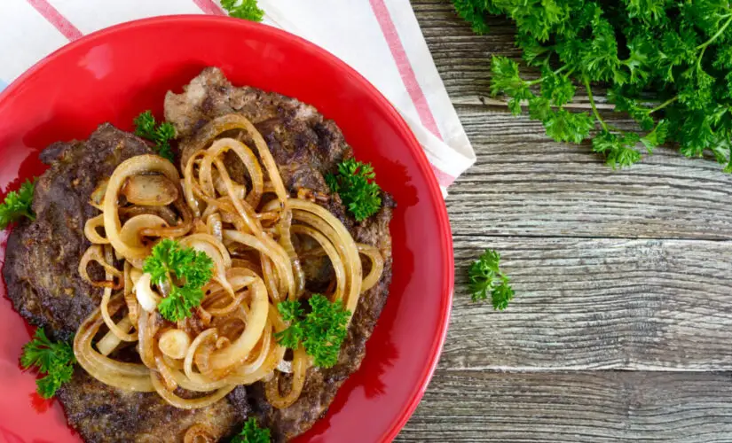 Bife Acebolado Receita com Sabor de Casa e Memórias Aconchegantes