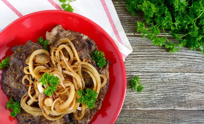 Bife Acebolado Receita com Sabor de Casa e Memórias Aconchegantes